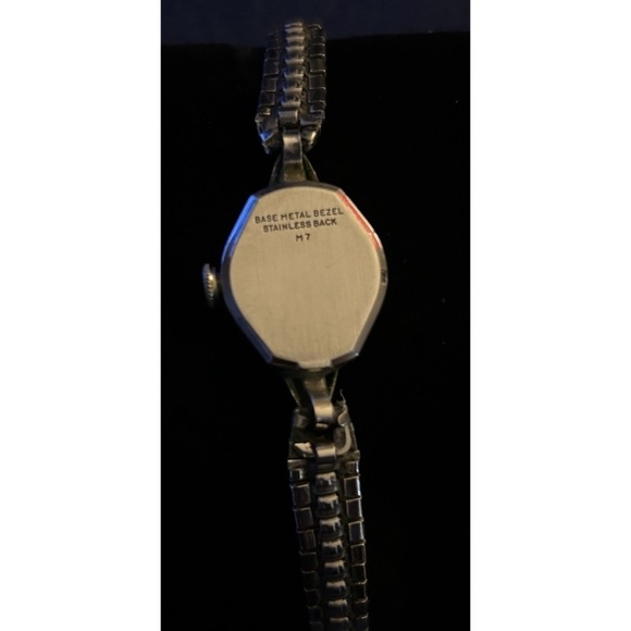 Caravelle By Bulova 15J Lady’s' Vintage Wristwatch - Picture 5 of 5